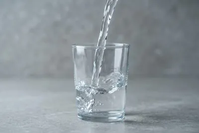 ماذا يحدث لجسمك عند شرب الماء فور الاستيقاظ؟ تأثيره على الطاقة والهضم